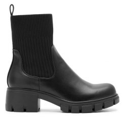 Botki DeeZee. Czarne botki damskie DeeZee, bez obcasa, na słupku, bez zapięcia. Za 159.99 zł.