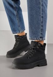 Czarne Trapery Zdobione Wzorzystymi Wstawkami Vetiane. Czarne trapery damskie Born2be, z jeansu, bez zapięcia. Za 119.99 zł.