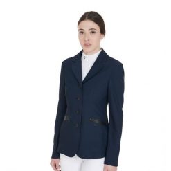Damska perforowana marynarka konkursowa z czterema guzikami. Niebieskie marynarki i żakiety damskie EQUESTRO, xs, bez wzorów, z nylonu, eleganckie. Za 408.50 zł.