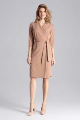Brązowa Klasyczna Kopertowa Sukienka z Paskiem. Brązowe sukienki damskie Figl, bez wzorów, z materiału, klasyczne, bez ramiączek. Za 289.00 zł.