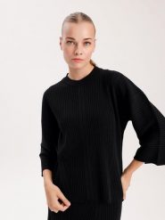 BGN Sweter w kolorze czarnym rozmiar: 38. Czarne swetry klasyczne damskie BGN, z wełny, bez kołnierzyka. Za 158.47 zł.