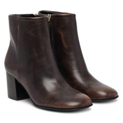 Botki Guess. Brązowe botki damskie Guess, bez obcasa, na słupku, bez zapięcia. Za 494.99 zł.