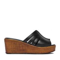 Klapki Lasocki. Czarne klapki damskie Lasocki, bez wzorów, bez obcasa, bez zapięcia. Za 179.99 zł.