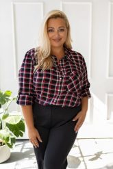 Elegancka długa zapinana koszula w czarno-czerwoną kratkę PLUS SIZE XXL. Czarne koszule damskie Nasi partnerzy, plus size, bez wzorów, z wiskozy, eleganckie, bez kołnierzyka, plus size, bez ramiączek. Za 199.90 zł.