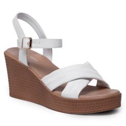 Sandały Clara Barson. Białe sandały damskie Clara Barson, bez wzorów, bez obcasa, na koturnie, bez zapięcia. Za 129.99 zł.