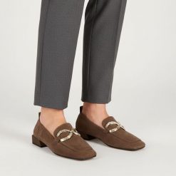 Półbuty damskie S.Barski, cholewka skóra naturalna zamszowa fason wsuwany kwadratowy nosek metalowa ozdoba na podbiciu niski stabilny obcas minimalis. Brązowe czółenka damskie S.BARSKI, z aplikacjami, ze skóry, bez obcasa, na obcasie. Za 389.00 zł.