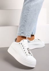 Biało-Srebrne Sneakersy na Platformie z Odpinanymi Zawieszkami Przy Sznurówkach Harhi. Białe obuwie sportowe damskie Born2be, z bawełny, bez zapięcia. Za 54.99 zł.