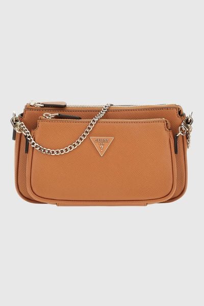 GUESS Brązowa kopertówka damska Noelle. Brązowe torebki wieczorowe damskie Guess, z aplikacjami, ze skóry ekologicznej, duże, bez dodatków. W wyprzedaży za 289.99 zł.