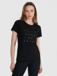 4F T-shirt regular z nadrukiem damski - czarny M. Czarne t-shirty damskie 4F, m, bez wzorów, z bawełny, bez kołnierzyka. W wyprzedaży za 39.99 zł.