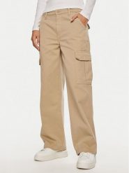 Guess Jeans Spodnie cargo W4YB61 WGCV1 Beżowy Relaxed Fit. Brązowe spodnie materiałowe damskie Guess Jeans, z aplikacjami, z bawełny. Za 389.99 zł.