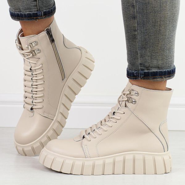 Beżowe skórzane botki damskie na platformie Filippo Dbt6312/25. Brązowe botki damskie Filippo, na jesień, ze skóry, biznesowe, z okrągłym noskiem, bez obcasa, na platformie, bez zapięcia. W wyprzedaży za 268.77 zł.