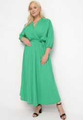 Zielona Plisowana Sukienka Maxi z Kopertowym Dekoltem i Wiązaniem w Talii Lariah. Zielone sukienki damskie Born2be, bez wzorów, bez ramiączek. Za 79.99 zł.