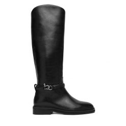 Oficerki GINO ROSSI. Czarne kozaki damskie Gino Rossi, bez obcasa, na płaskiej podeszwie, bez zapięcia. Za 599.99 zł.