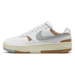Buty do chodzenia damskie Nike DX9176112. Białe obuwie sportowe damskie Nike, z gumy, bez zapięcia, trekkingowe. Za 441.00 zł.