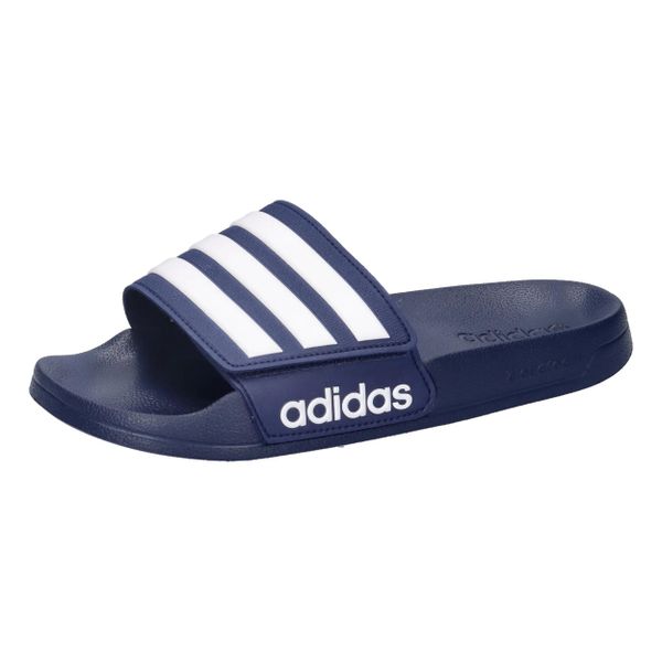 Klapki basenowe adidas Adilette. Białe klapki damskie Adidas, bez wzorów, z materiału, bez obcasa, bez zapięcia. Za 119.00 zł.
