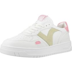 Tenisówki Victoria Model 1257121v Kolor Biały. Białe obuwie sportowe damskie Victoria, z syntetyku, bez zapięcia, tenisowe. W wyprzedaży za 396.60 zł.