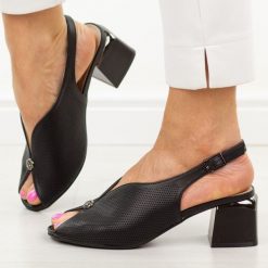 Czarne skórzane sandały damskie Cambell 35301. Czarne sandały damskie Cambell, w ażurowe wzory, ze skóry, bez obcasa, na obcasie, bez zapięcia. W wyprzedaży za 192.72 zł.