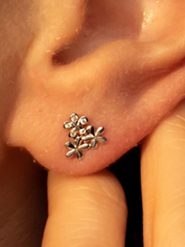 OR ÉCLAT Złote kolczyki-wkrętki "Minis Fleurs" z cyrkoniami rozmiar: onesize. Szare kolczyki damskie Or Éclat, z cyrkonią, złote. Za 347.99 zł.