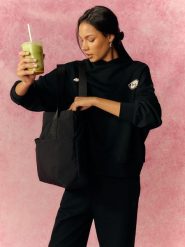 4F Bluza dresowa oversize z kapturem damska - czarna S. Czarne bluzy damskie 4F, s, bez wzorów, z dresówki, z kapturem. Za 179.99 zł.