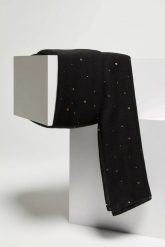 Szal ze złotym nadrukiem czarny. Czarne szaliki damskie MOODO, bez wzorów. W wyprzedaży za 19.99 zł.