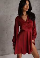 Czerwona Bawełniana Sukienka VICES z Satyny z Kopertowym Dekoltem Cunelia. Czerwone sukienki damskie Renee, bez wzorów, z bawełny, eleganckie, bez ramiączek. Za 129.99 zł.