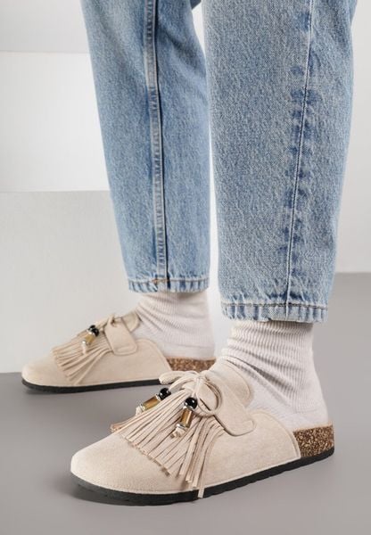 Beżowe Klapki Mule z Imitacji Zamszu Zdobione Koralikami i Frędzlami Elwedena. Brązowe klapki damskie Born2be, z aplikacjami, z jeansu, bez obcasa, na płaskiej podeszwie, bez zapięcia. Za 79.99 zł.