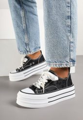 Czarne Trampki na Grubej Podeszwie z Perełkami Korami. Czarne trampki damskie Born2be, bez wzorów, z jeansu, bez zapięcia. Za 69.99 zł.