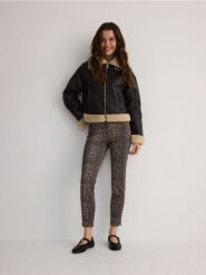 Jeansy slim fit ze zwierzęcym nadrukiem - wielobarwny. Jeansy damskie Reserved, z podwyższonym stanem. W wyprzedaży za 109.99 zł.