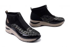 RIEKER N9362-00 black combination, botki damskie. Czarne botki damskie Rieker, bez obcasa, na koturnie, bez zapięcia. Za 349.90 zł.