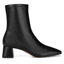 Botki Nine West. Czarne botki damskie Nine West, bez obcasa, na słupku, bez zapięcia. Za 279.99 zł.