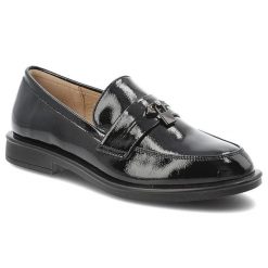 Mokasyny damskie Filippo, lakierowane loafersy na niskim obcasie z eleganckim paskiem i metalową ozdobą, czarne, DP7751/26. Czarne mokasyny damskie Filippo, z lakierowanej skóry, bez obcasa. Za 170.90 zł.