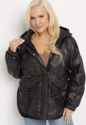 Czarna Kurtka Pikowana z Kapturem i Kieszeniami o Pudełkowym Kroju Eravinna. Czarne kurtki damskie Born2be, plus size, bez wzorów, z kapturem. Za 259.99 zł.