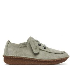 Półbuty Clarks. Zielone półbuty damskie Clarks, bez wzorów, bez obcasa, na płaskiej podeszwie, bez zapięcia. Za 349.99 zł.