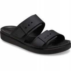 Sandały dla Kobiet Crocs Brooklyn Buckle Low. Czarne sandały damskie Crocs, bez wzorów, z materiału, bez obcasa, na obcasie, bez zapięcia. Za 239.99 zł.