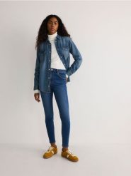 Jeansy slim fit z wysokim stanem - granatowy. Niebieskie jeansy damskie Reserved, z podwyższonym stanem. W wyprzedaży za 79.99 zł.