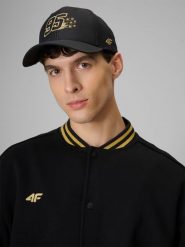 4F Czapka z daszkiem snapback uniseks 4F x Bartosz Zmarzlik - czarna L/XL. Czarne czapki z daszkiem damskie 4F, bez wzorów, z bawełny. Za 119.99 zł.