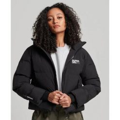 Damska prosta kurtka z kapturem Superdry. Czarne kurtki damskie Superdry, bez wzorów, z puchu, z kapturem. W wyprzedaży za 549.60 zł.