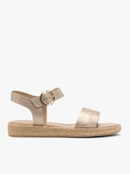Platynowe sandały damskie płaskie. Szare sandały damskie Brawo sp. z o.o., bez wzorów, ze skóry, bez obcasa, na płaskiej podeszwie, bez zapięcia. W wyprzedaży za 249.99 zł.
