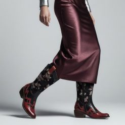 Kozaki damskie Laura Vita, wysoka cholewka skórzana zdobiona i na klocku zapinane na zamek, czerwone, SL1505-A9A. Czerwone kozaki damskie LAURA VITA, z materiału, przed kolano, bez obcasa, na obcasie, bez zapięcia. Za 535.99 zł.