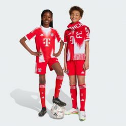 Spodenki domowe FC Bayern 25/26. Czerwone spodenki sportowe damskie Adidas, bez wzorów, do piłki nożnej. Za 179.00 zł.