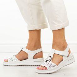 Białe skórzane sandały damskie Jezzi 9758. Białe sandały damskie Jezzi, z aplikacjami, z jeansu, z okrągłym noskiem, bez obcasa, na platformie, bez zapięcia. Za 229.00 zł.