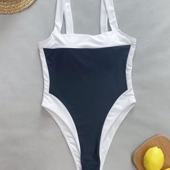 Jednoczęściowy strój kąpielowy minimalistyczny na plażę i basen Engelien. Czarne stroje jednoczęściowe Intica, bez wzorów, z materiału. Za 159.00 zł.