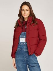 TOMMY JEANS Kurtka zimowa w kolorze czerwonym rozmiar: L. Czerwone kurtki damskie Tommy Jeans, na zimę, l, bez wzorów, z jeansu, bez kaptura. Za 483.17 zł.
