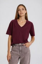 T-shirt z dekoltem w serek burgundowy. Czerwone t-shirty damskie MOODO, l, bez wzorów, z bawełny, bez kołnierzyka. Za 39.99 zł.