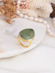 L'Atelier de Gaia Pozłacany pierścionek z prehnitem rozmiar: onesize. Szare pierścionki damskie L'Atelier de Gaia, z prehnitem, pozłacane. Za 83.03 zł.