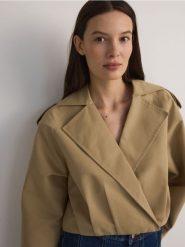 Krótka kurtka oversize - beżowy. Brązowe kurtki damskie Reserved, l, bez wzorów, z bawełny, bez kaptura. W wyprzedaży za 119.99 zł.
