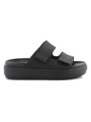 Crocs Klapki "Brooklyn Luxe" w kolorze czarnym rozmiar: 37/38. Czarne klapki damskie Crocs, bez wzorów, z otwartym noskiem, bez obcasa, bez zapięcia. Za 241.56 zł.
