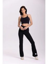 Onamaste Legginsy sportowe "Flair Jess" w kolorze czarnym rozmiar: L/XL. Czarne legginsy damskie Onamaste, l, bez wzorów, z materiału. Za 109.78 zł.