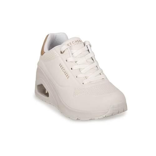 Buty do chodzenia damskie Skechers Wht Uno Wedge. Białe obuwie sportowe damskie Skechers, z materiału, bez zapięcia, trekkingowe, Skechers Sport. Za 399.99 zł.