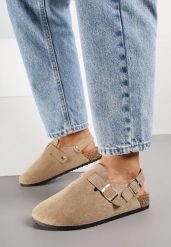 Ciemnobeżowe Sandały w Stylu Chodaków Ozdobione Klamrami Qyrraya. Brązowe sandały damskie Born2be, bez wzorów, z jeansu, bez obcasa, na płaskiej podeszwie, bez zapięcia. Za 69.99 zł.